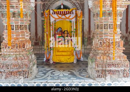 Radha Krishna Idole am Lalji Tempel von Kalna, Westbengalen, Indien - Es ist einer der ältesten Tempel von lord Krishna (ein Hindu-GD) in Kalna mit Terrakotta A Stockfoto