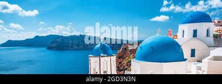 Reisen Oia, griechische Insel Santorini, Griechenland im Sommer. Urlaubsziel Europa. Panorama-Banner mit Blick auf das Meer mit drei Kuppeln Kirche Stockfoto