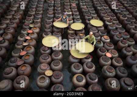 Handwerker, der im alten Dorf Hung Yen, Vietnam, Bambusfischfalle herstellte Stockfoto