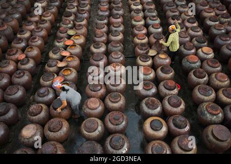 Handwerker, der im alten Dorf Hung Yen, Vietnam, Bambusfischfalle herstellte Stockfoto