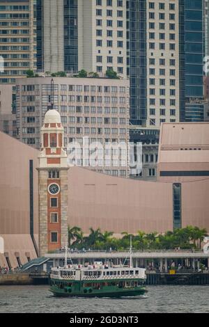 Der „Silver Star“, eine der Star Ferry-Flotte, verlässt Tsim Sha Tsui, um den Victoria Harbour zum Central Ferry Pier 7 auf der Insel Hong Kong zu überqueren Stockfoto