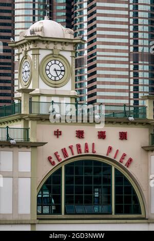 Detail des Central Ferry Pier Hauptgebäudes der vierten Generation zwischen Piers 7 und 8, Central, Hong Kong, mit Exchange Square im Hintergrund Stockfoto