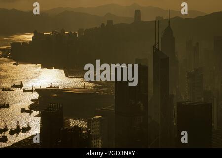 Stimmungsbehandlung der Wolkenkratzer und Hochdichteentwicklung von Central, Hong Kong Island, an einem trüben Tag kurz nach Sonnenaufgang Stockfoto