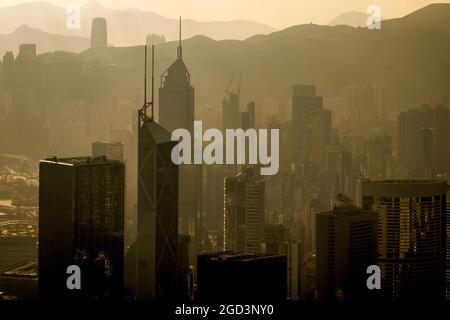 Wolkenkratzer in Central und Wan Chai auf Hong Kong Island an einem trüben Morgen kurz nach Sonnenaufgang Stockfoto