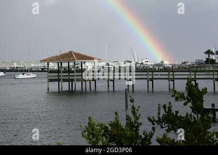 Segelboote und Yachten im Hafen auf einem Florida-Fluss an einem stürmischen Tag mit einem wunderschönen Regenbogen Stockfoto