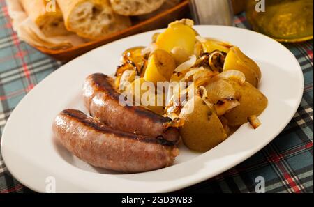 Bratwürste mit Kartoffeln Stockfoto