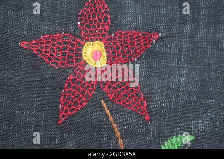 Honeycomb Blume Stich Design mit kleinen Decke Stich Mittelpunkt in der Hand Stickerei Stockfoto