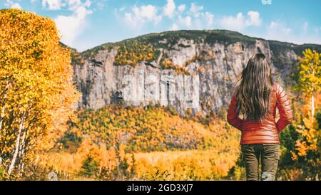 Herbstwanderung Frau Tourist Wandern in der Natur im Freien von Quebec Reise Herbst Ziel Hautes Gorges de la Malbaie, Charlevoix, Kanada Urlaub. Stockfoto