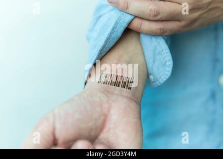 Der Barcode ist ein Mann. Klon der DNA und des menschlichen Genoms. Das Konzept digitale elektronische Karten, Tracking während der Pandemie, in Quarantäne. Massenchip Stockfoto