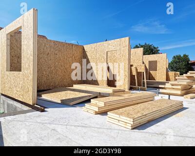 Bau von neuen und modernen vorgefertigten modularen Haus aus Verbundholzplatten. Energieeffiziente Paneelmontage Stockfoto