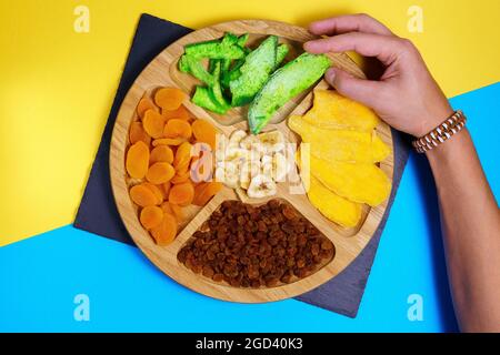 Mischung aus getrockneten Früchten Symbole der jüdischen Urlaub TU Bischvat. Draufsicht. Stockfoto