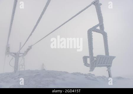 FRANKREICH, HAUT-RHIN (68), MUHLBACH-SUR-MÜNSTER, SKIGEBIET GASCHNEY, MATTRAND-SESSELLIFT AUF DEM GIPFEL DES PETIT HOHNECK Stockfoto