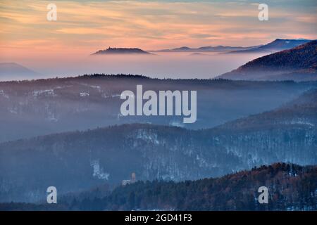 FRANKREICH, BAS-RHIN (67), BARR, PANORAMA DER VOGESEN IM WINTER BEI SONNENAUFGANG VON DER BURG SPESBOURG BIS ZUR BURG HAUT-KOENIGSBOURG VON DER JADE AUS GESEHEN Stockfoto