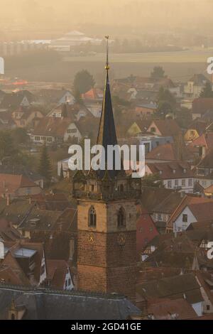 FRANKREICH, BAS-RHIN (67), OBERNAI, GLOCKENTURM DER ALTEN KAPELLE NOTRE-DAME (KAPELLTURM) Stockfoto