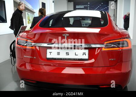 FRANKREICH. PARIS (75) TESLA AUTOHÄNDLER IM 8. BEZIRK Stockfoto