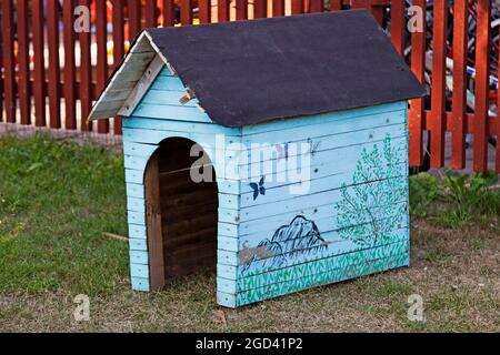 Ein weißes Hundehaus steht auf dem Gras Stockfoto