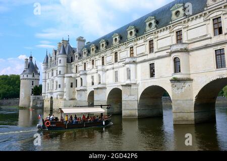 FRANKREICH, INDRE ET LOIRE (37) RENAISSANCE-SCHLOSS VON CHENONCEAU ÜBER DEN CHER, VERGNÜGUNGSKREUZFAHRT Stockfoto