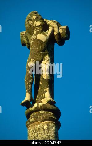 FINISTERE (29) BRETAGNE, SAINT JEAN TROLIMON, DIE KAPELLE NOTRE DAME DE TROEN, SEIN KALVARIENBERG. DIE KAPELLE STAMMT AUS DEM XV. JAHRHUNDERT UND IST EINE HISTORISCHE Stockfoto