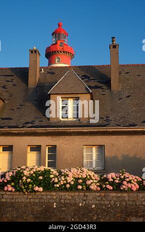 FINISTERE (29) BRETAGNE, POINTE SAINT MATHIEU UND SEIN LEUCHTTURM, DER 1835 IN DEN RUINEN EINER ALTEN ABTEI ERBAUT WURDE. ES IST EIN HISTORISCHES DENKMAL, FRANKREICH Stockfoto