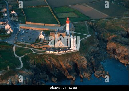 FINISTERE (29) BRETAGNE, LUFTAUFNAHME DER POINTE SAINT MATHIEU UND IHRES LEUCHTTURMS, DER 1835 IN DEN RUINEN EINER ALTEN ABTEI ERBAUT WURDE. ES IST EINE HISTORISCHE Stockfoto