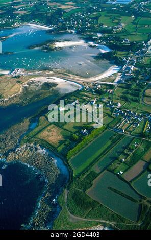 FINISTERE (29) BRETAGNE, LUFTAUFNAHME VON PLOUGUERNEAU UND DER UMLIEGENDEN KÜSTE, FRANKREICH Stockfoto