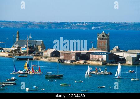 FINISTERE (29) BRETAGNE, CAMARET SUR MER, DIE KAPELLE UNSERER LIEBEN FRAU VON ROCAMADOUR 1527 EIN HISTORISCHES DENKMAL, UND DER VAUBAN TURM XVIII. JAHRHUNDERT HISTO Stockfoto