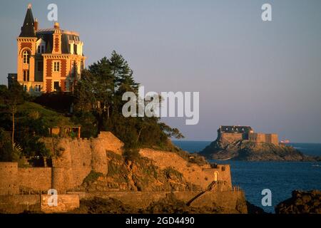 ILLE ET VILAINE (35) BRETAGNE, DIE KÜSTE VON EMERAUDE, DINARD MIT DEM LABEL STADT DER KUNST UND GESCHICHTE, POINTE DE LA MALOUINE UND EINE IHRER VILLEN, Stockfoto