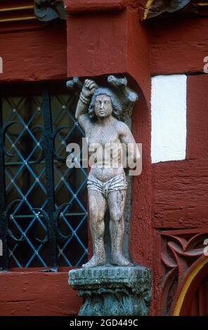 ILLE ET VILAINE (35) BRETAGNE, EINE DER HISTORISCHEN HAUPTSTÄDTE DES HERZOGTUMS BRETAGNE, SKULPTUR DER FASSADE IN DER ALTSTADT, RENNES, FRANKREICH Stockfoto