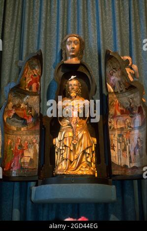 FINISTERE (29) BRETAGNE, MORLAIX, IM INNEREN DER KIRCHE SAINT MATHIEU, EINE ÖFFNENDE STATUE AUS VERGOLDETEM HOLZ DES SPÄTEN XIV. JAHRHUNDERTS, FRANKREICH Stockfoto