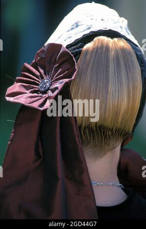 FRANKREICH, FINISTERE(29), PONT L ABBE, CORNOUAILLE, DAS FEST DER STICKER, FRAU IN TRADITIONELLER KLEIDUNG MIT IHRER GESTICKTEN CAP, BRETAGNE. Stockfoto