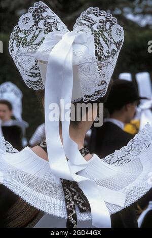 FRANKREICH, FINISTERE(29), PONT L ABBE, CORNOUAILLE, DAS FEST DER STICKER, FRAU IN TRADITIONELLER KLEIDUNG MIT IHRER GESTICKTEN CAP, BRETAGNE. Stockfoto