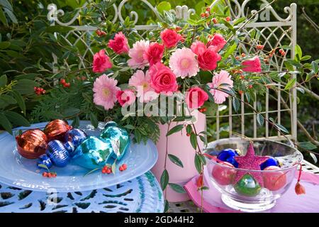 botanik, Gerbera und Rosen in Vase mit Weihnachtskugeln auf einem Teller und in einer Schüssel, ZUSÄTZLICHE-RIGHTS-CLEARANCE-INFO-NOT-AVAILABLE Stockfoto