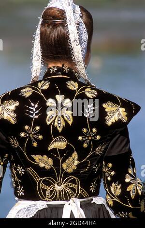 FRANKREICH, FINISTERE(29), PONT L ABBE, CORNOUAILLE, DAS FEST DER STICKER, FRAU IN TRADITIONELLER KLEIDUNG MIT IHRER GESTICKTEN CAP, BRETAGNE. Stockfoto