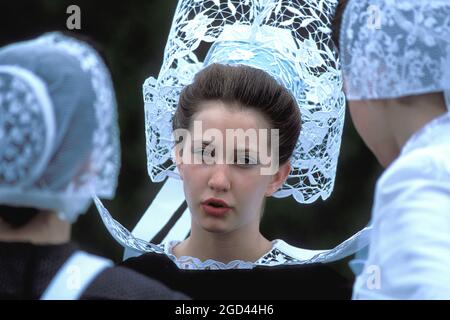 FRANKREICH, FINISTERE(29), PONT L ABBE, CORNOUAILLE, DAS FEST DER STICKER, FRAU IN TRADITIONELLER KLEIDUNG MIT IHRER GESTICKTEN CAP, BRETAGNE. Stockfoto