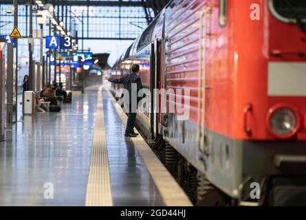 11. August 2021, Frankfurt/Main: Ein Zugführer signalisiert einem Regionalzug, dass er am frühen Morgen am Frankfurter Hauptbahnhof abfährt, zu Beginn eines 48-stündigen landesweiten Streiks im Personenverkehr und in der Schieneninfrastruktur. Die Lokführer-Gewerkschaft GDL hatte ihre Mitglieder zur Teilnahme aufgefordert. Foto: Frank Rumpenhorst/dpa Stockfoto