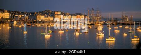 FRANKREICH, FINISTERE (29), DOUARNENEZ, DER SARDINENHAFEN IM MORGENLICHT WÄHREND DES MARITIMEN FESTIVALS VON DOUARNENEZ, BRETAGNE. Stockfoto