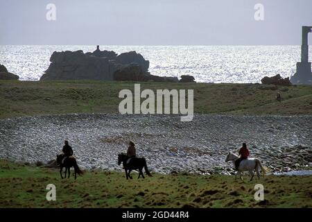 FRANKREICH, FINISTERE (29), OUESSANT ISLAND, THE POINTE OF PERN, WELTRAUMWANDERUNG, HIER REITEN, BRETAGNE. Stockfoto