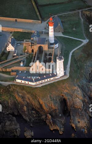 FRANKREICH, FINISTERE (29), LUFTAUFNAHME DER POINTE SAINT MATHIEU, LEUCHTTURM ERBAUT 1835 IN DEN RUINEN DER ALTEN ABTEI, BRETAGNE. Stockfoto