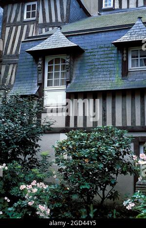 FRANKREICH, ILLE ET VILAINE (35) RENNES, VOR DEM FACHWERKHAUS UND PRIVATEM INNENGARTEN, BRETAGNE Stockfoto