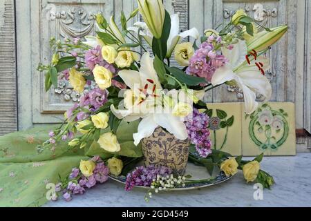 botanik, lilium, eustoma, syringa, matthiola in einer Vase und convallaria im Vordergrund, ZUSÄTZLICHE-RIGHTS-CLEARANCE-INFO-NOT-AVAILABLE Stockfoto