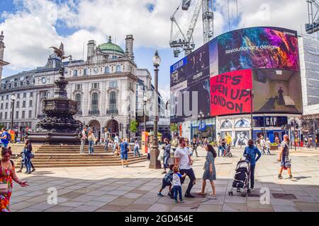 London, Großbritannien. August 2021. Blick auf den geschäftigen Piccadilly Circus, während Touristen in die Hauptstadt zurückkehren, nachdem sich die Beschränkungen des Coronavirus und die Quarantänebestimmungen in England in den letzten Wochen entspannt haben. Kredit: SOPA Images Limited/Alamy Live Nachrichten Stockfoto