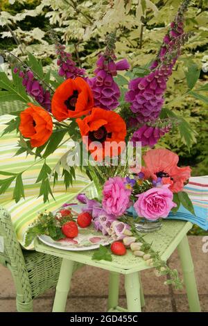 botanik, Papaver und Füchshandschuhe in einer Glasvase, rosa Rosen vorne mit Stiefmütterchen, ZUSÄTZLICHE-RIGHTS-CLEARANCE-INFO-NOT-AVAILABLE Stockfoto