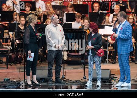 Anja Köbel (Moderatorin), Viola Klein (Initiatorin), Stefan Hippler (Pfarrer Hope Cape Town) und Rene Kindermann beim HOPE-Jubiläumskonzert im Rahmen Stockfoto