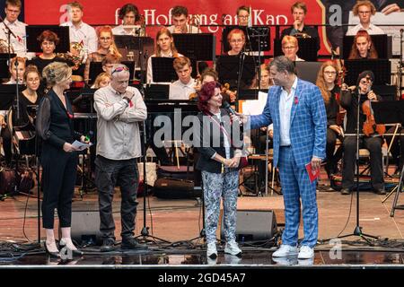 Anja Köbel (Moderatorin), Viola Klein (Initiatorin), Stefan Hippler (Pfarrer Hope Cape Town) und Rene Kindermann beim HOPE-Jubiläumskonzert im Rahmen Stockfoto