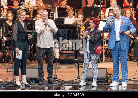 Anja Köbel (Moderatorin), Viola Klein (Initiatorin), Stefan Hippler (Pfarrer Hope Cape Town) und Rene Kindermann beim HOPE-Jubiläumskonzert im Rahmen Stockfoto