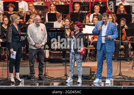 Anja Köbel (Moderatorin), Viola Klein (Initiatorin), Stefan Hippler (Pfarrer Hope Cape Town) und Rene Kindermann beim HOPE-Jubiläumskonzert im Rahmen Stockfoto