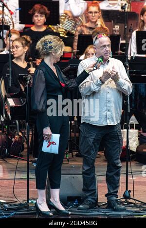 Anja Köbel (Moderatorin), Viola Klein (Initiatorin), Stefan Hippler (Pfarrer Hope Cape Town) und Rene Kindermann beim HOPE-Jubiläumskonzert im Rahmen Stockfoto