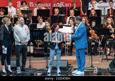 Anja Köbel (Moderatorin), Viola Klein (Initiatorin), Stefan Hippler (Pfarrer Hope Cape Town) und Rene Kindermann beim HOPE-Jubiläumskonzert im Rahmen Stockfoto