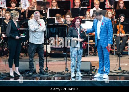 Anja Köbel (Moderatorin), Viola Klein (Initiatorin), Stefan Hippler (Pfarrer Hope Cape Town) und Rene Kindermann beim HOPE-Jubiläumskonzert im Rahmen Stockfoto