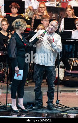 Anja Köbel (Moderatorin), Viola Klein (Initiatorin), Stefan Hippler (Pfarrer Hope Cape Town) und Rene Kindermann beim HOPE-Jubiläumskonzert im Rahmen Stockfoto